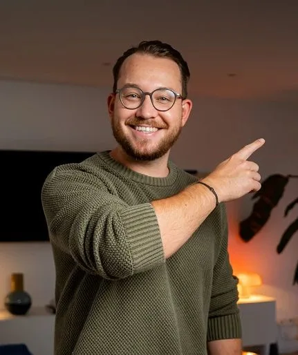 Pascal Sorgatz, Videograf und Webdesigner aus Neuss, zeigt lächelnd zur Seite