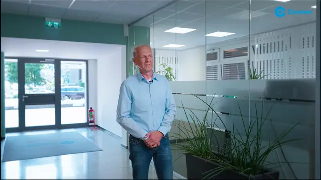 Geschäftsführer im Firmengebäude von Coenen – Szene aus dem Recruitingvideo