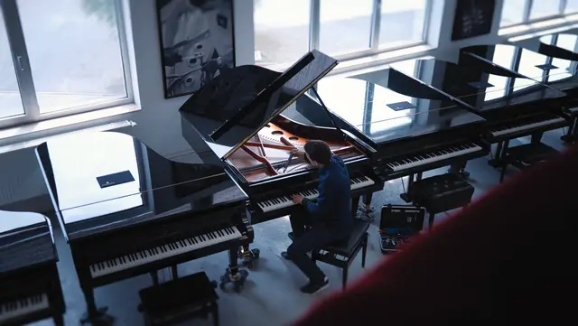 Pianist an Flügeln im Showroom von Pianovum – Szene aus dem Imagefilm