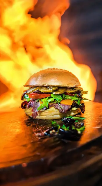 Burger vor lodernden Flammen – Produktfoto für Bordsteinschwalbe