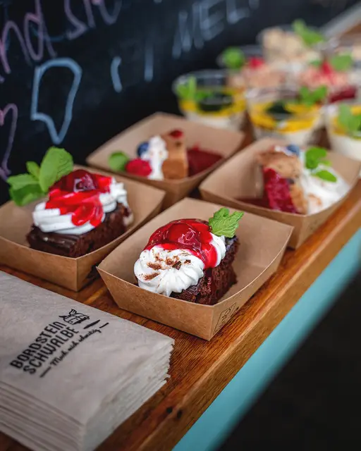 Desserts mit Erdbeeren und Sahne in Schalen – Foodfotografie für Bordsteinschwalbe