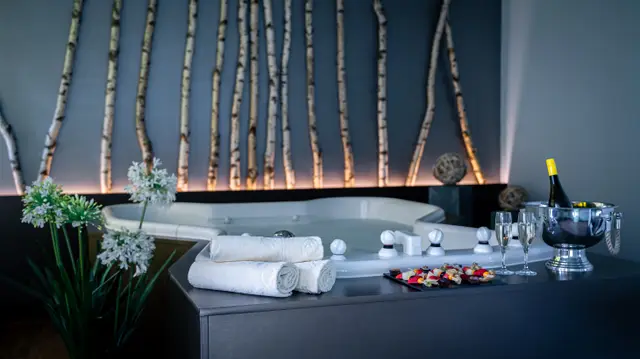 Whirlpool mit Handtüchern und Sekt im Spa des The Monarch Hotel – Hotelfotografie