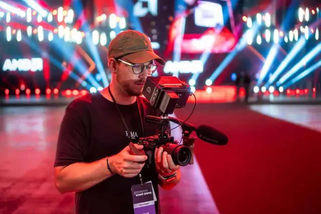 Pascal Sorgatz filmt als Videograf in der gamescom Event Arena