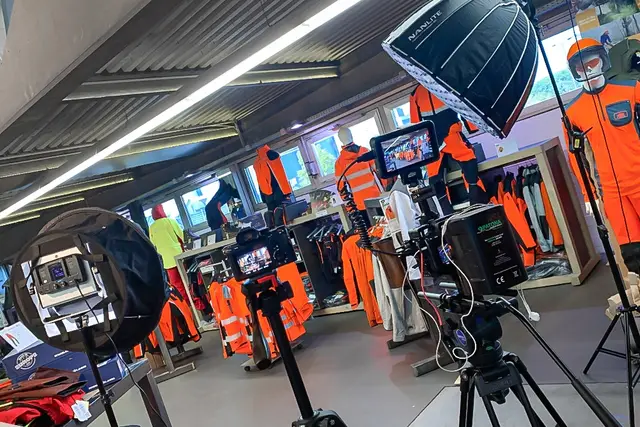 Videoproduktion im Ladengeschäft mit Kamera, Monitor und Softbox – Forestisland Neuss